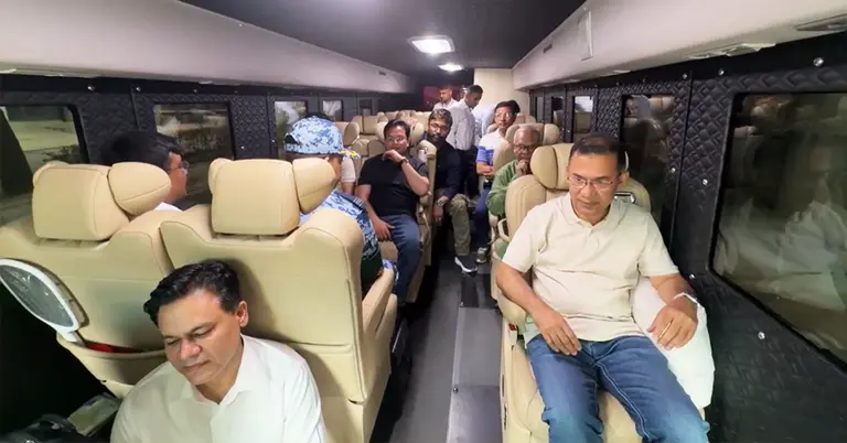 বাসের মধ্যে প্রধানমন্ত্রী তারেক রহমান